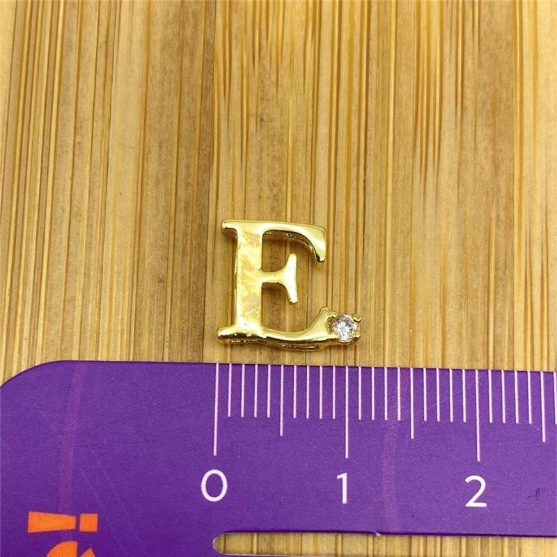 PINGENTE LETRA E FOLHEADO A OURO 8X9MM