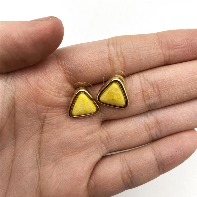 BRINCO JADE AMARELO TRIANGULO