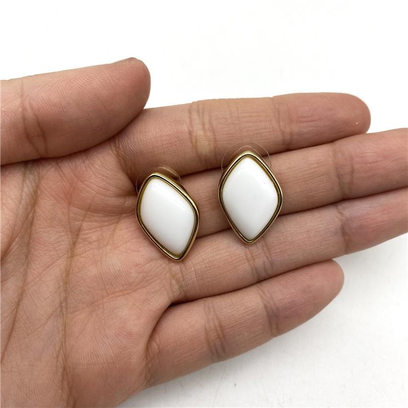 BRINCO JADE BRANCO LOSANGO