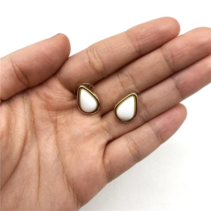 BRINCO JADE BRANCO GOTA